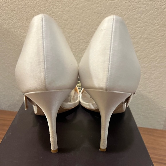 Badgley Mischka Buckle Pumps White Satin Size 9.5 - Picture 4 of 5